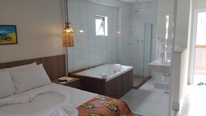 Luxury-Zimmer, Whirlpool | Minibar, Zimmersafe, Verdunkelungsvorhänge, schallisolierte Zimmer