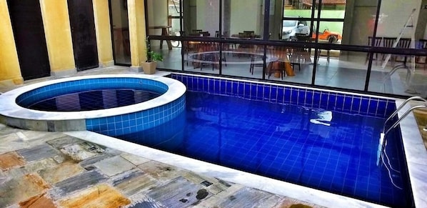 Utomhuspool och solstolar