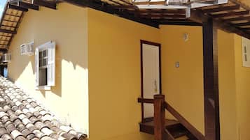 Chalé, 2 quartos | Frigobar, Wi-Fi de cortesia, roupa de cama