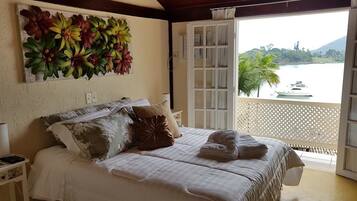 Quarto casal, varanda coberta, de frente para o mar | Frigobar, Wi-Fi de cortesia, roupa de cama