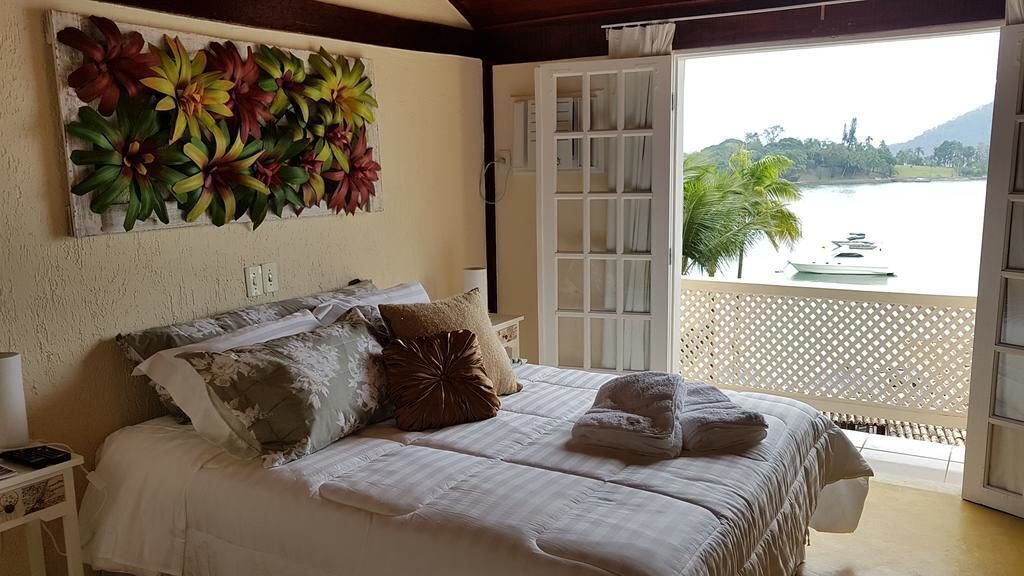 Minibar, free WiFi, bed sheets