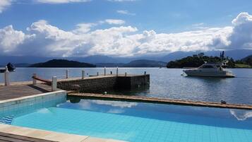 Piscina externa, guarda-sóis, espreguiçadeiras