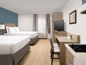 Een bureau, verduisterende gordijnen, een strijkplank/strijkijzer