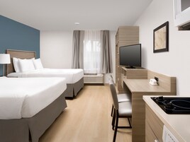 Escritorio, cortinas blackout y tabla de planchar con plancha 