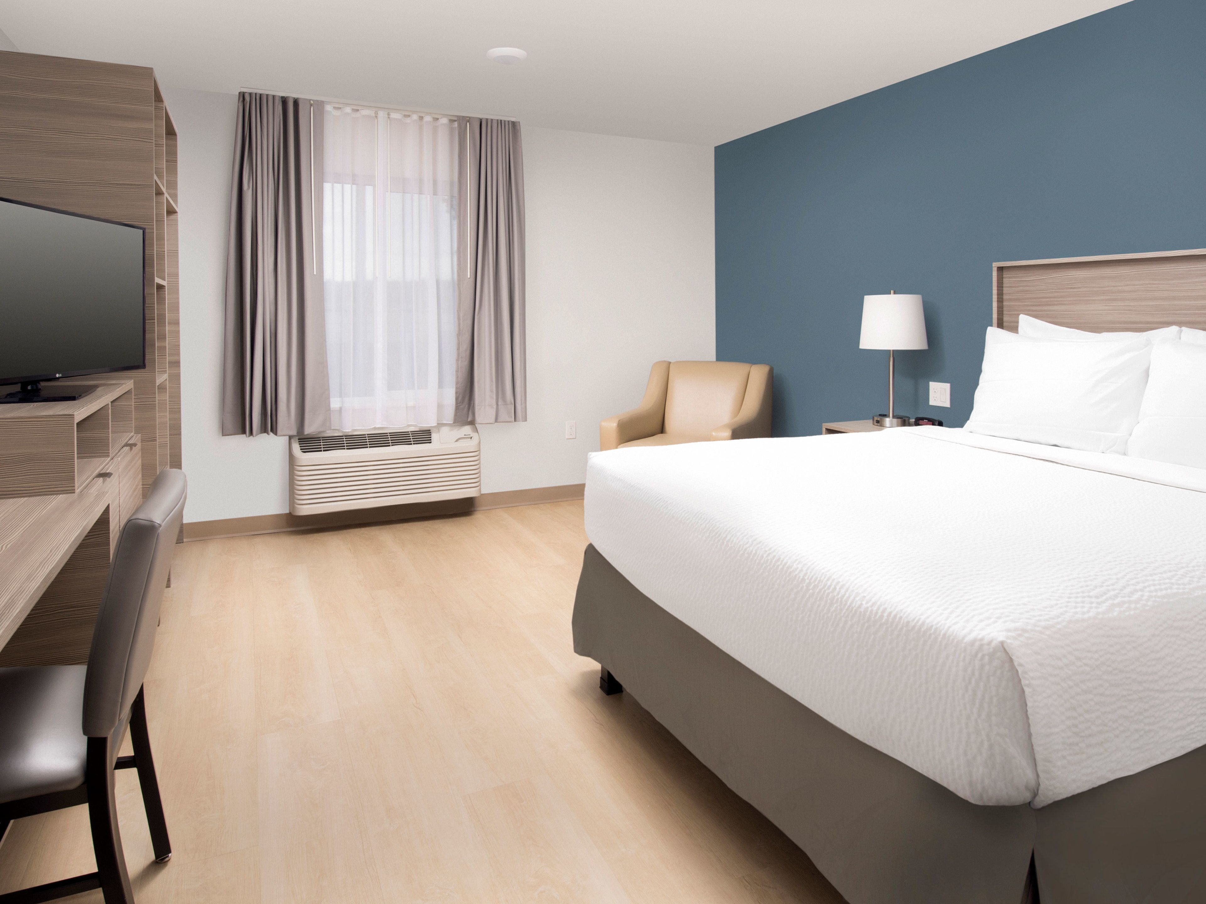 Een bureau, verduisterende gordijnen, een strijkplank/strijkijzer