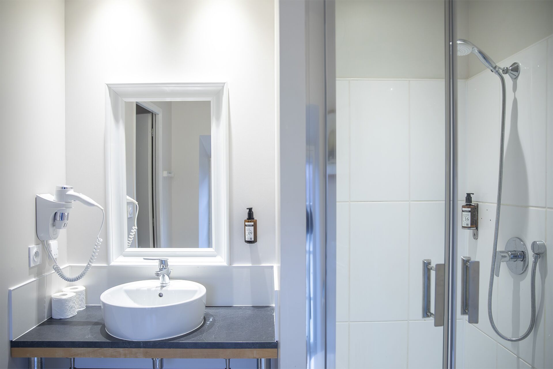 chambre quintuple | bathroom | shower, hair dryer, towels, soap