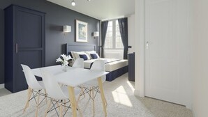 Een moderne slaapkamer met een bed, nachtkastje en raam.