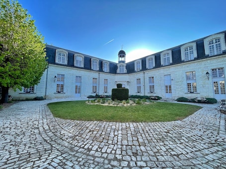 Front of property. Hôtel Beauvilliers