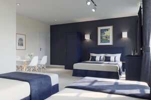 Decoración personalizada, muebles diferentes y cortinas blackout 