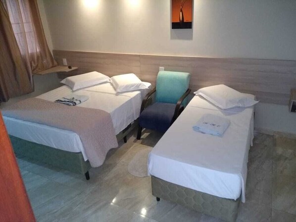 Minibar, desk, laptop workspace, free WiFi