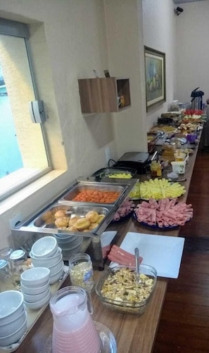 Café da manhã com buffet grátis todos os dias