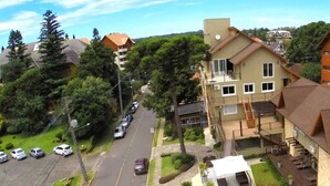 A hotel with multiple floors, balconies, and a parking area. - Sky Centro Hotel & Spa (Gramado)