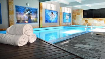 Indoor pool, sun loungers