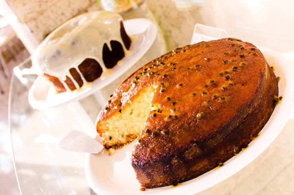 Un gâteau sur une assiette blanche, avec une part déjà coupée.