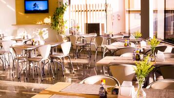 Daily cooked-to-order breakfast for a fee