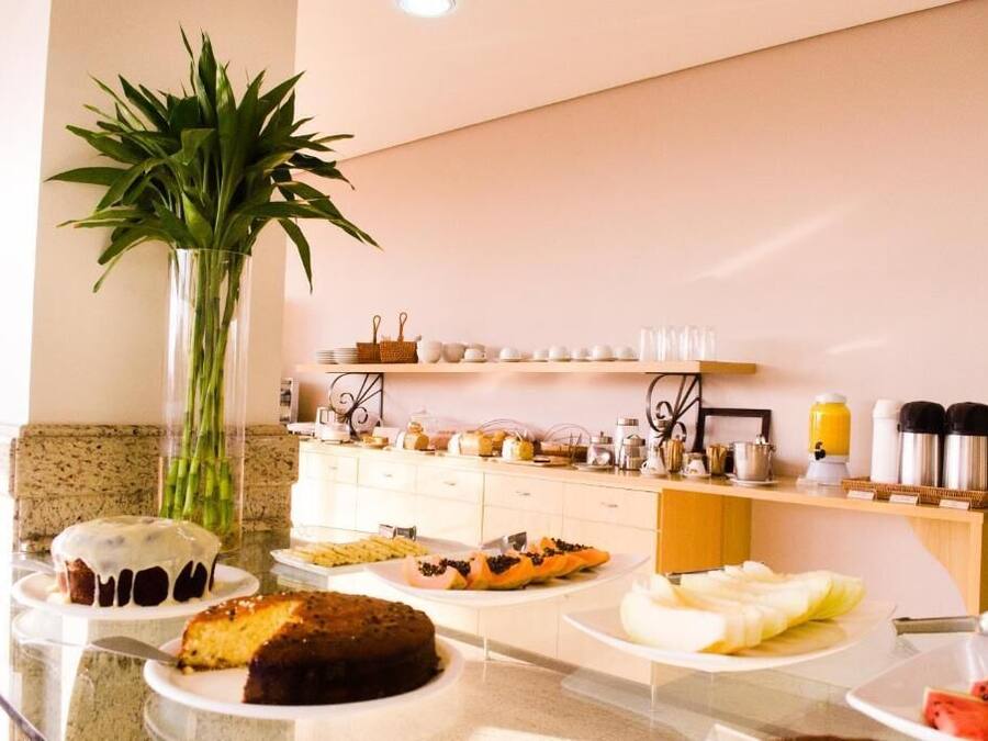 Petit déjeuner, déjeuner et dîner servis sur place