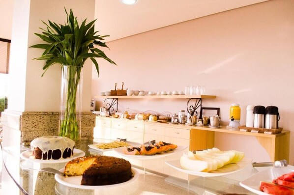 朝食、ランチ、ディナーに営業