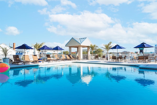 Piscina interna, piscina externa sazonal, guarda-sóis, espreguiçadeiras