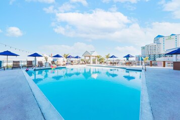 Piscine intérieure, piscine extérieure en saison, 6 h à 20 h, parasols