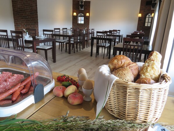 Daily buffet breakfast (EUR 17.5 per person) - Ostseehotel Kappeln by Team SchleiFee (Kappeln)
