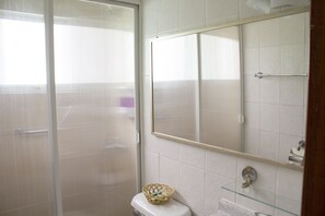 Shower, free toiletries, towels - Hotel Glaciares (Natales)