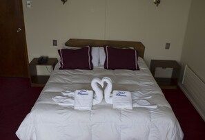 In-room safe, desk, free WiFi, bed sheets - Hotel Glaciares (Natales)