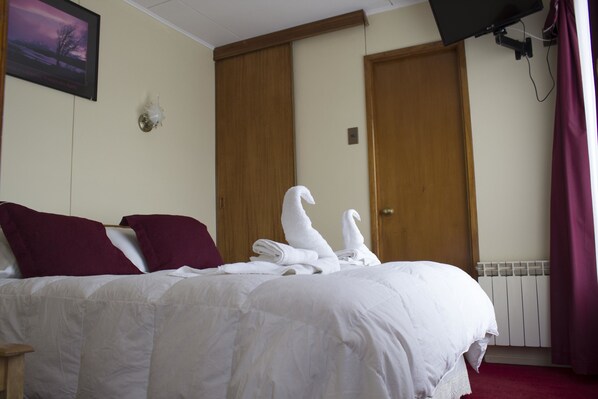 In-room safe, desk, free WiFi, bed sheets - Hotel Glaciares (Natales)