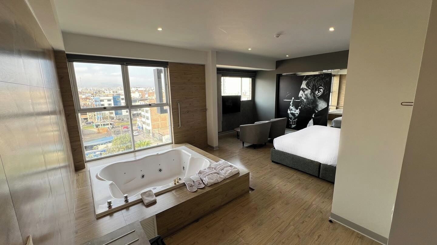 Suite, 1 King-Bett, barrierefrei, Whirlpool | Badezimmer | Dusche, Hydromassagedusche, kostenlose Toilettenartikel, Haartrockner