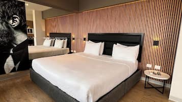 Suite, 1 King-Bett, barrierefrei, Whirlpool | Hochwertige Bettwaren, Minibar, Schreibtisch, Verdunkelungsvorhänge