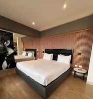 Suite, 1 cama de matrimonio grande, accesible para personas con discapacidad, bañera de hidromasaje | Ropa de cama de alta calidad, minibar, escritorio y cortinas opacas