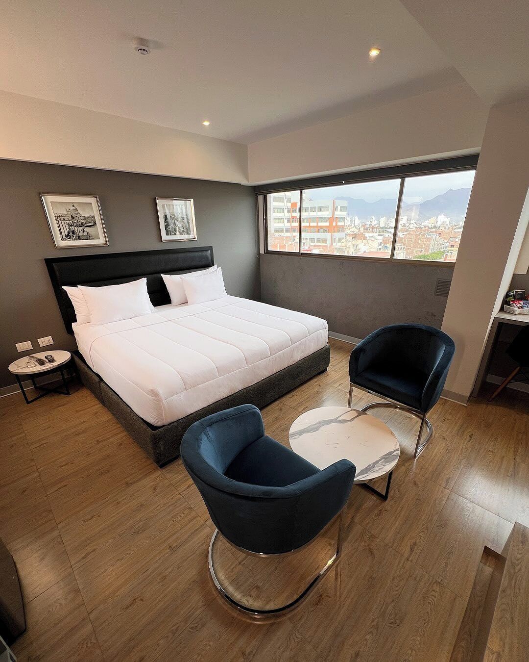 套房, 1 張特大雙人床, 無障礙, 按摩浴缸 | 高級寢具、迷你吧、書桌、遮光窗簾/窗簾