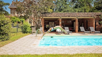Utomhuspool och solstolar