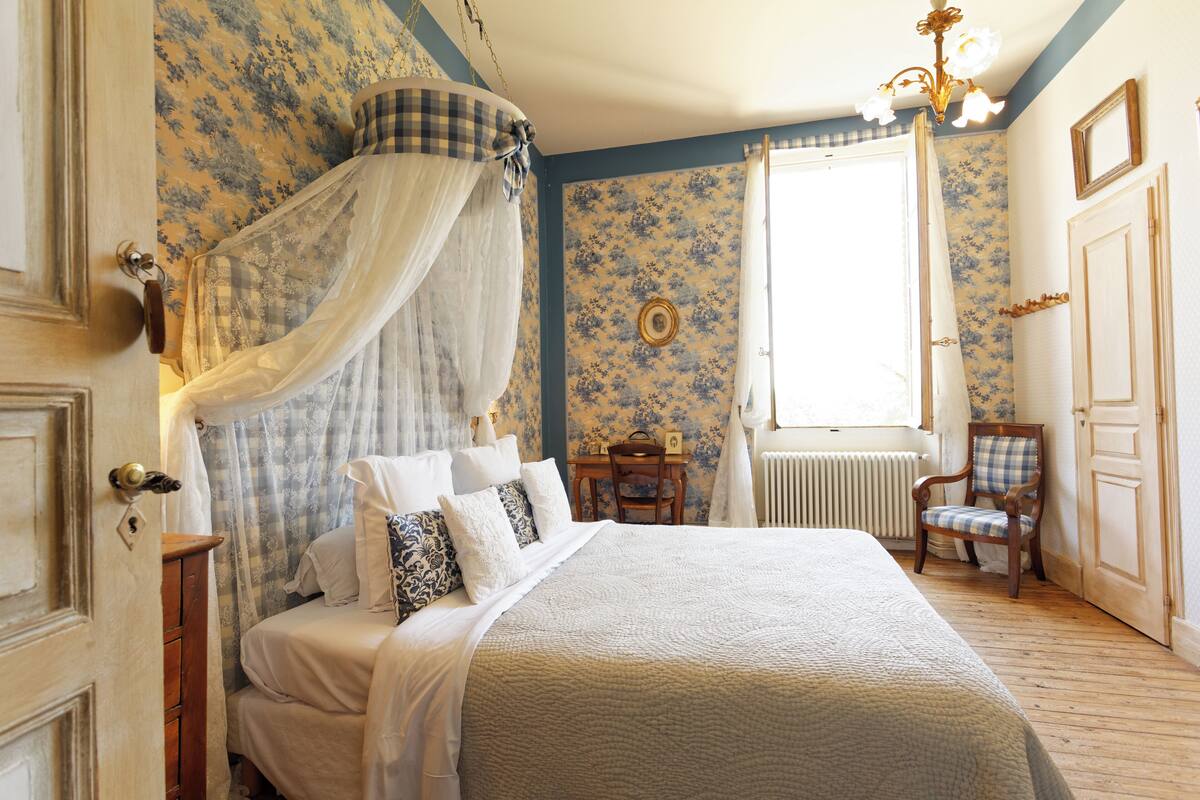 Dobbeltrom (Chambre Bleue) | Blendingsgardiner, strykejern/-brett og wi-fi (inkludert)