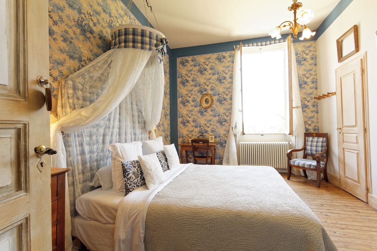 Double Room (Chambre Bleue) | Dihias secara berasingan, dilengkapkan perabot secara berasingan