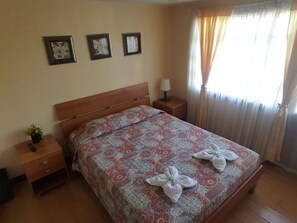 Deluxe-Doppelzimmer, 1 Queen-Bett, Gemeinschaftsbad, Poolseite | Kostenloses WLAN
