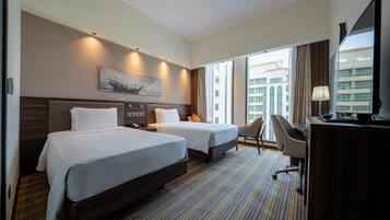 خزنة داخل الغرفة ومكتب ومكواة/لوح كي وأسرّة أطفال/رضّع (مجانًا)