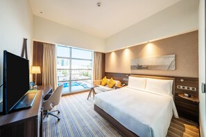 Zimmer, 1 Queen-Bett, Nichtraucher (with Sofa) | Zimmersafe, Schreibtisch, Bügeleisen/Bügelbrett, kostenlose Babybetten