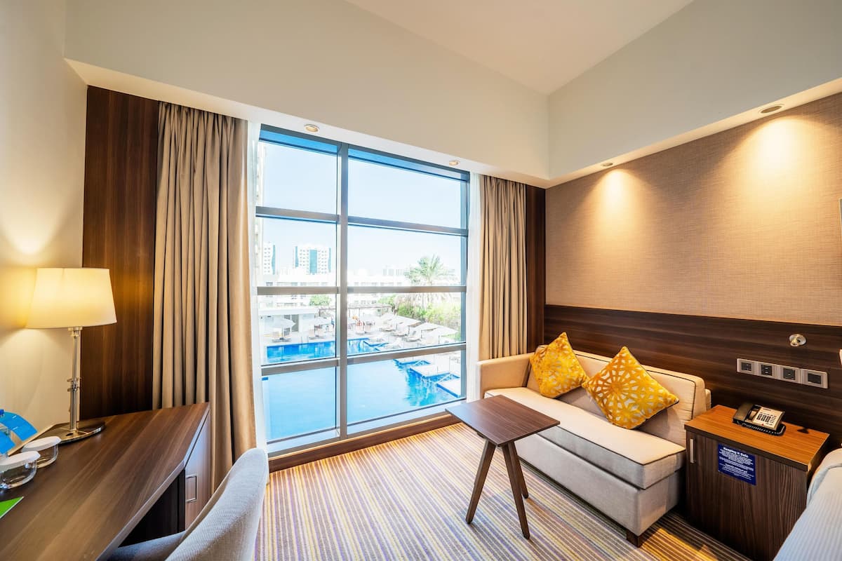 Room, 1 Queen Bed, Non Smoking (with Sofa) | Living area