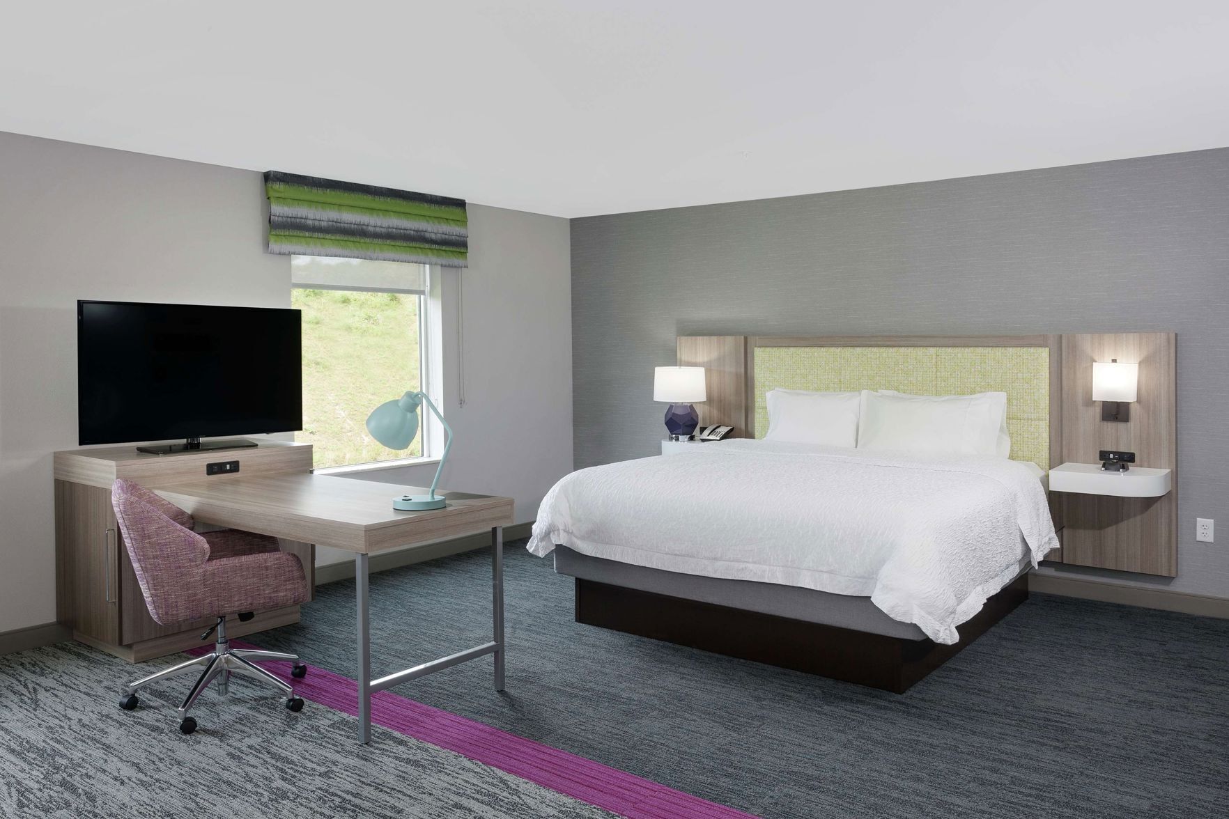 Espacio para trabajar con laptop, cortinas blackout y wifi gratis 