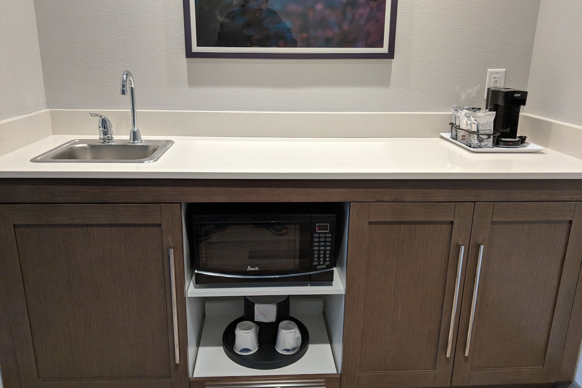 studio, 1 king bed, refrigerator & microwave (wet bar) | laptop workspace, blackout curtains, free wifi