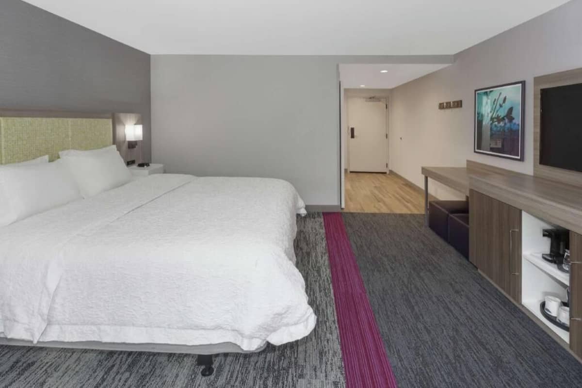 Espacio para trabajar con laptop, cortinas blackout y wifi gratis