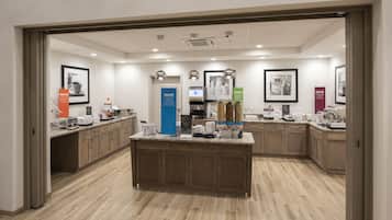 Una cocina moderna con una isla central, electrodomésticos integrados y una distribución limpia y ordenada.