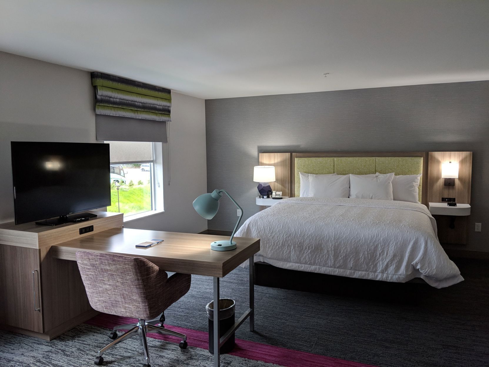 Espacio para trabajar con laptop, cortinas blackout y wifi gratis 