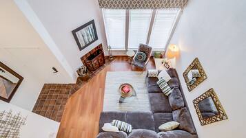 Design resortwoning, 2 slaapkamers, 2 badkamers | Woonruimte | Een 40-inch flatscreentelevisie met kabelzenders en een televisie