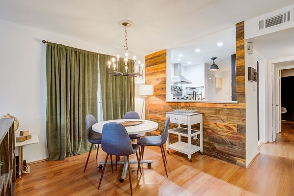 Townhouse – design, 2 soverom, 2 bad | Spiseområde på rommet