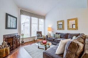 時尚聯排別墅, 2 間臥室, 2 間浴室 | 客廳 | 40 吋平面電視連有線電視頻道、電視、壁爐