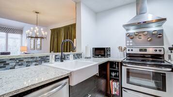 Design resortwoning, 2 slaapkamers, 2 badkamers | Privékeuken | Een koelkast/vriezer, een magnetron, een oven, een kookplaat