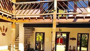 A swimming pool with a wooden deck and a covered upper area. - Guest House da Lui (Ubatuba)