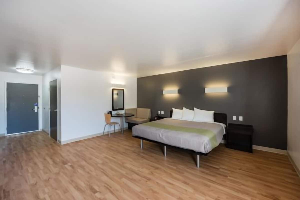 Tabla de planchar con plancha, wifi gratis y ropa de cama