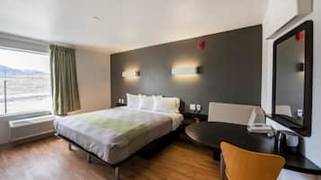 Tabla de planchar con plancha, wifi gratis y ropa de cama